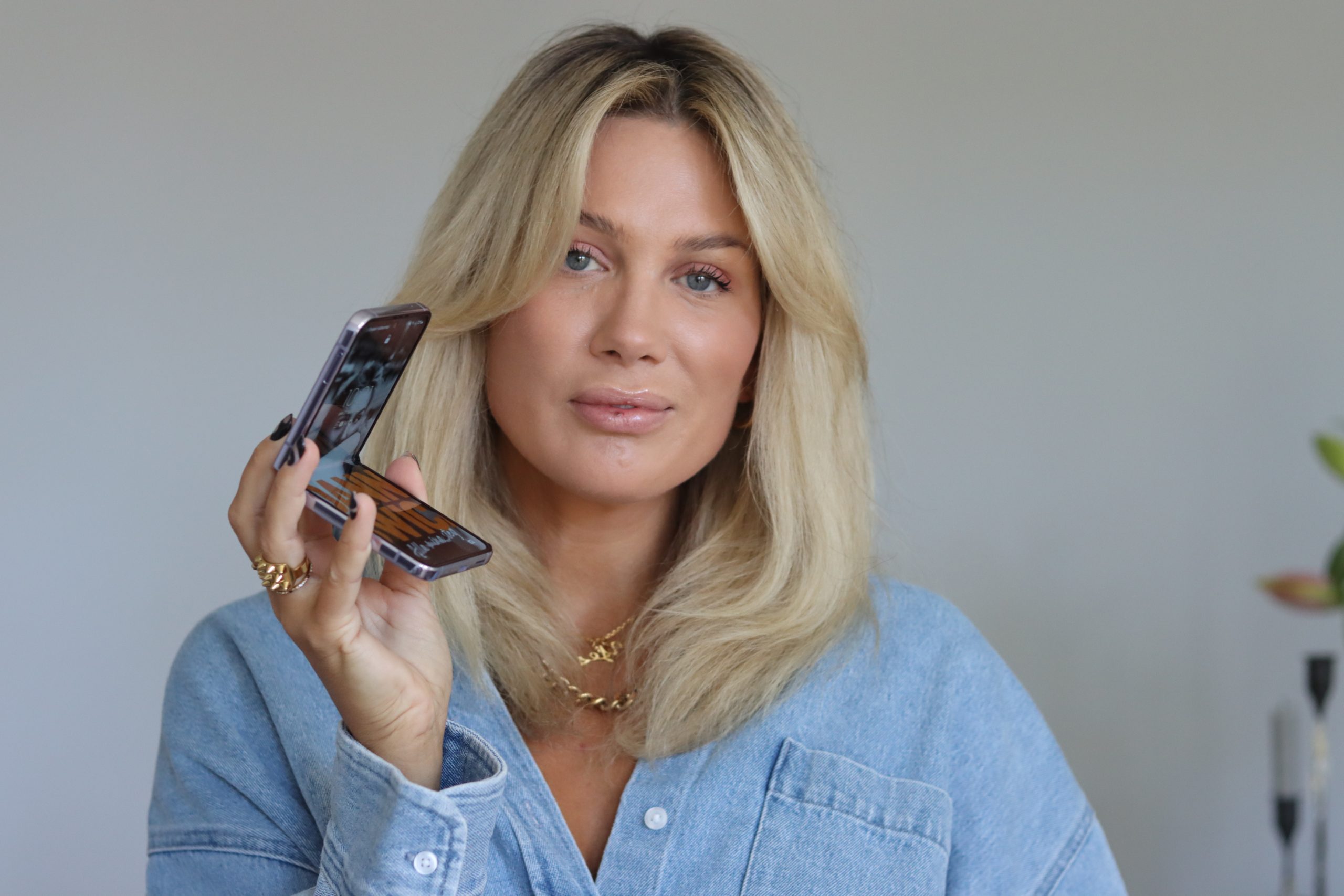 JOANNA TESTAR:  SAMSUNG GALAXY Z FLIP4 & BONNIER NEWS FILMAR PÅ KONTORET